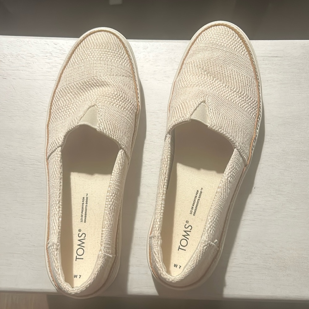 Tom’s slip on sneakers